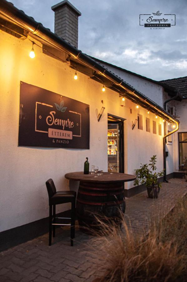 Sempre Etterem Es Panzio Bed & Breakfast Szekesfehervar Exterior photo