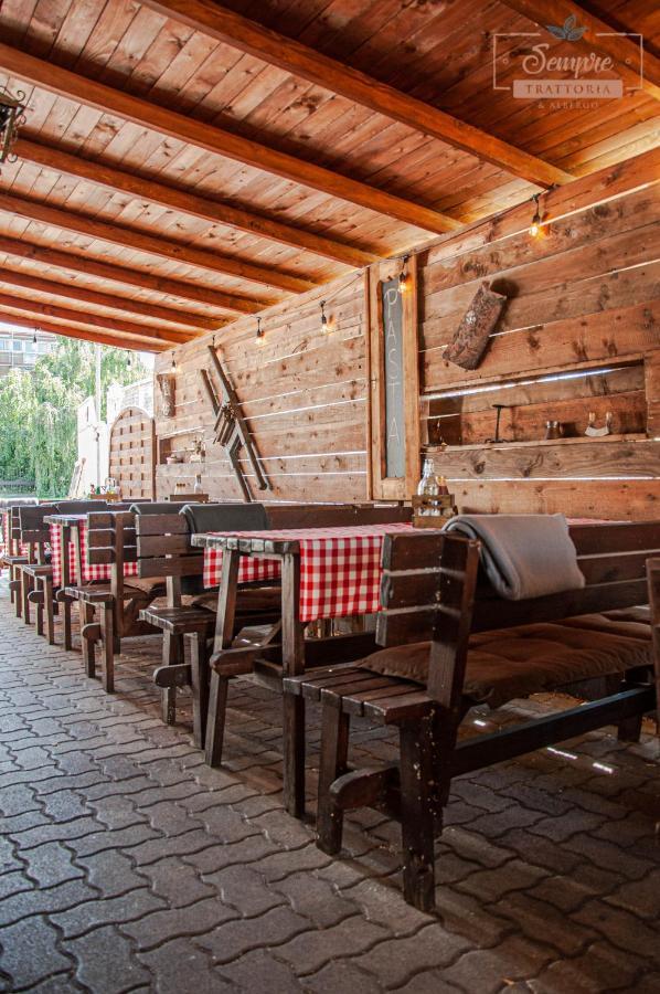 Sempre Etterem Es Panzio Bed & Breakfast Szekesfehervar Exterior photo