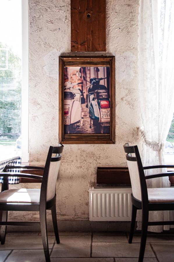 Sempre Etterem Es Panzio Bed & Breakfast Szekesfehervar Exterior photo
