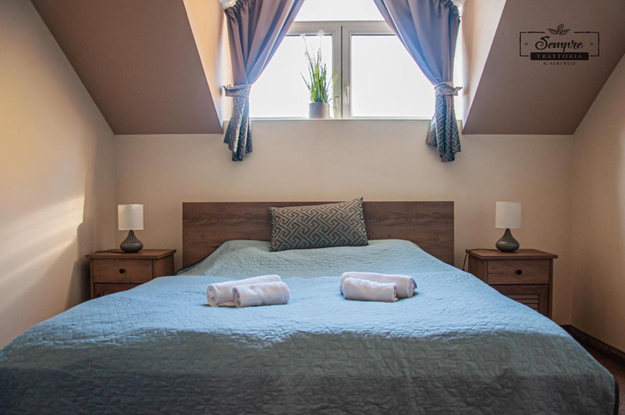 Sempre Etterem Es Panzio Bed & Breakfast Szekesfehervar Exterior photo