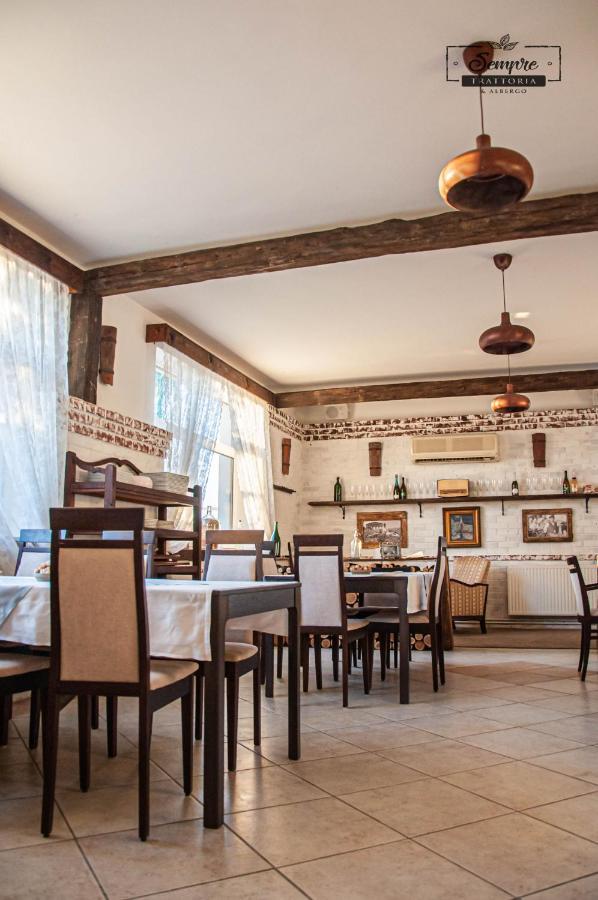 Sempre Etterem Es Panzio Bed & Breakfast Szekesfehervar Exterior photo