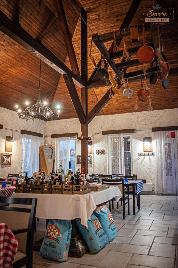 Sempre Etterem Es Panzio Bed & Breakfast Szekesfehervar Exterior photo