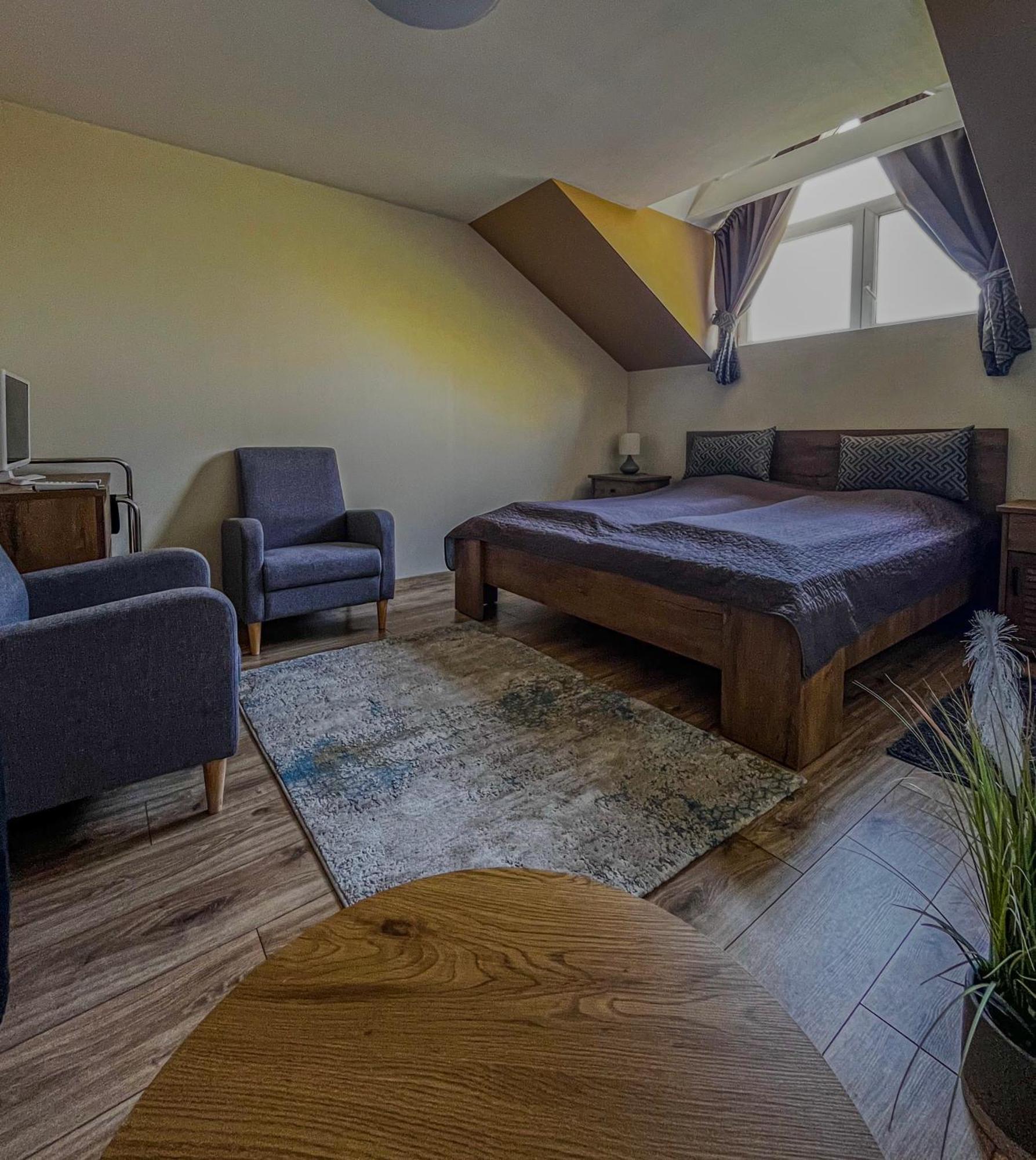 Sempre Etterem Es Panzio Bed & Breakfast Szekesfehervar Exterior photo
